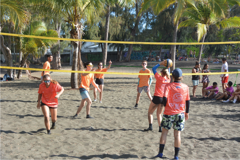 photo de lycéens jouant au beach-volley