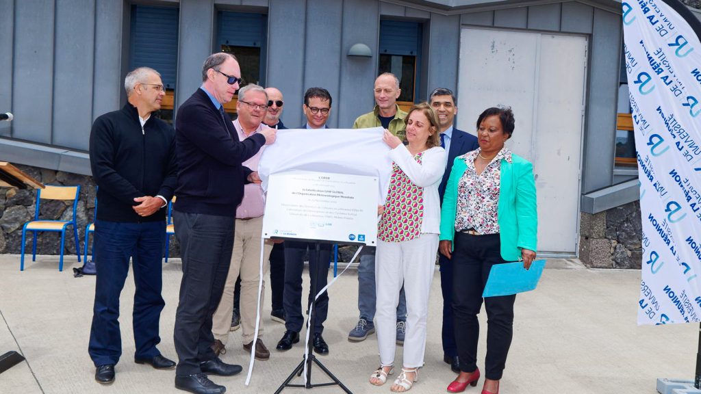 Photo of elected officials and representatives of institutions at the time of the unveiling of the plaque.