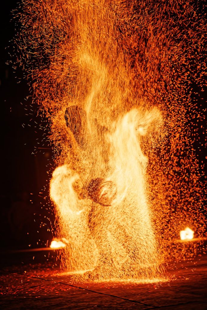 Photo du spectacle de pyrotechnie sur le campus du Moufia, un homme parmi les étincelles.