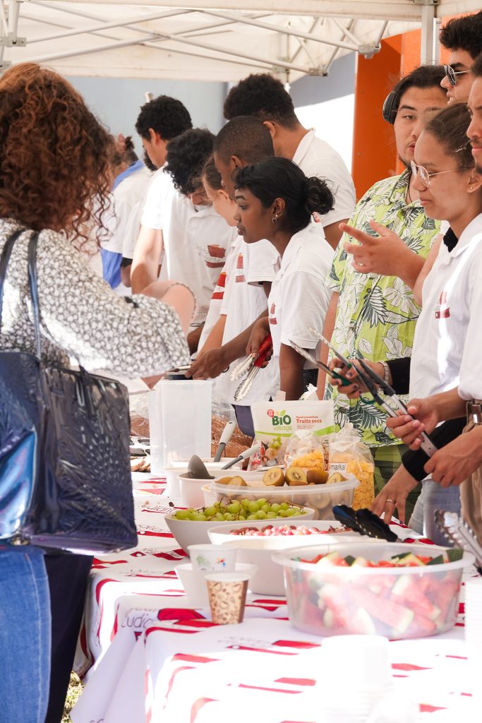 Étudiants se servant au petit déjeuner