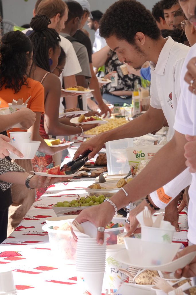 Étudiants se servant au petit déjeuner