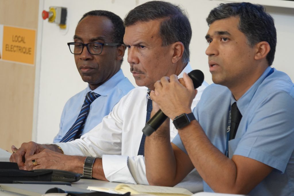 De gauche à droite, photo de Patrick MAVINGUI, VP recherche, Jean-Michel JAUZE, VP chargé des Affaires générales et Frédéric MIRANVILLE, Président de l'Université de La Réunion