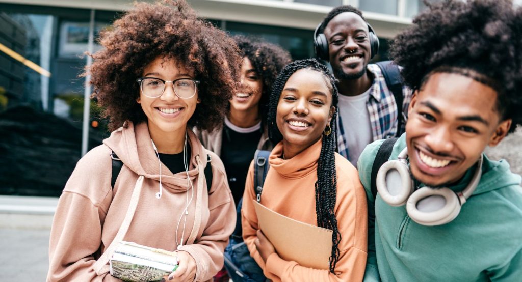 image d'illustration d'étudiants souriants