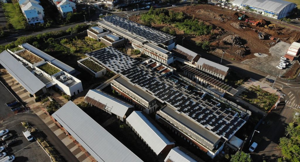 Vue aérienne de la faculté de santé sur le campus de Terre-Sainte