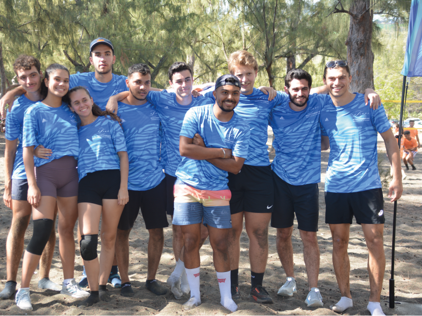 photo de lycéens jouant au beach-volley