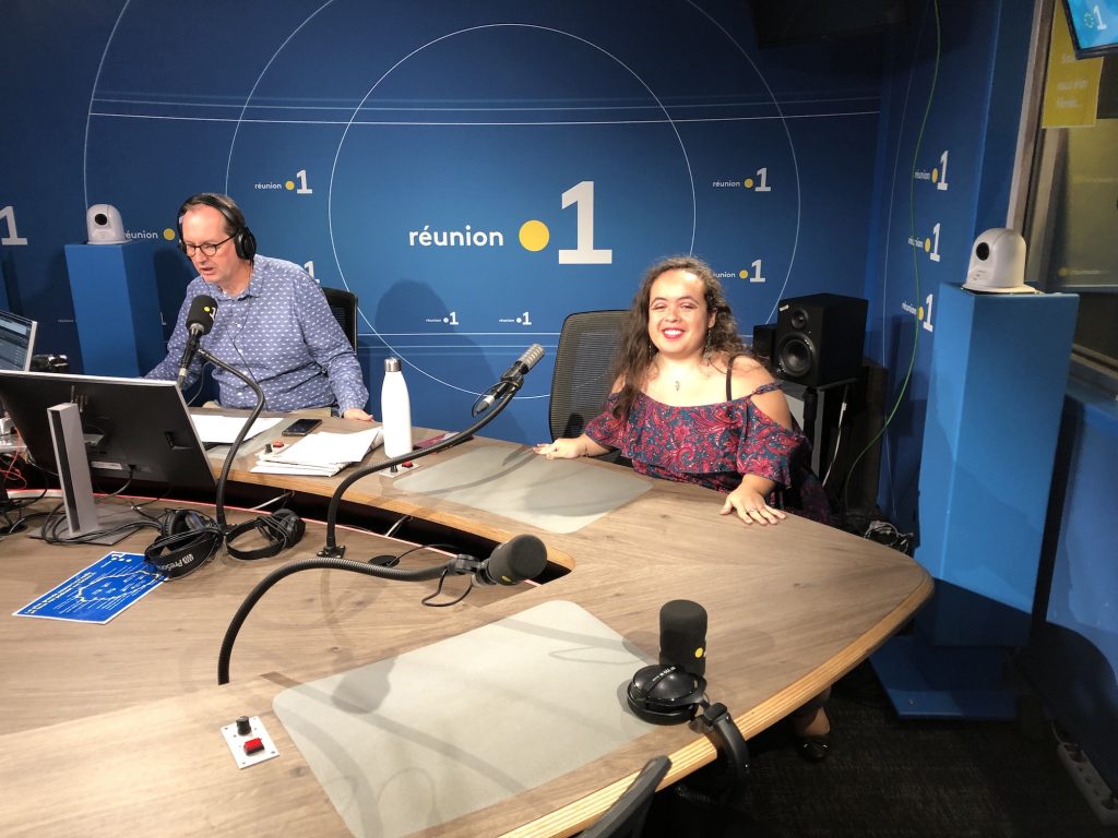 Alyson and Philippe Dornier, journalist on Réunion 1ère Radio, on the Réunion la 1ère Radio set