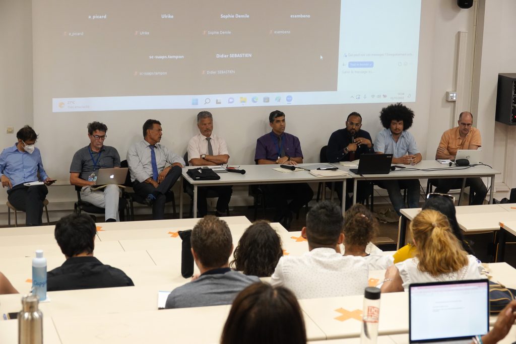 Photo de la rencontre entre les personnels du pôle Réussite et vie universitaire et la gouvernance sur le campus du Moufia