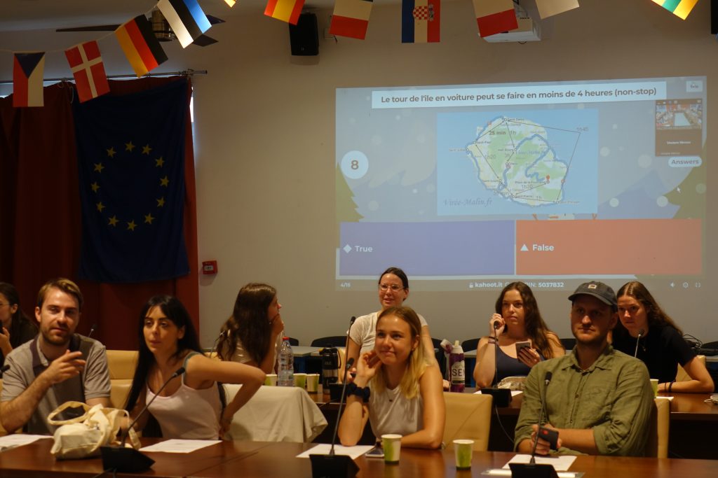 Photo of international students, seated in the Jean Claude MIRE advice room, during their return to the University of Reunion