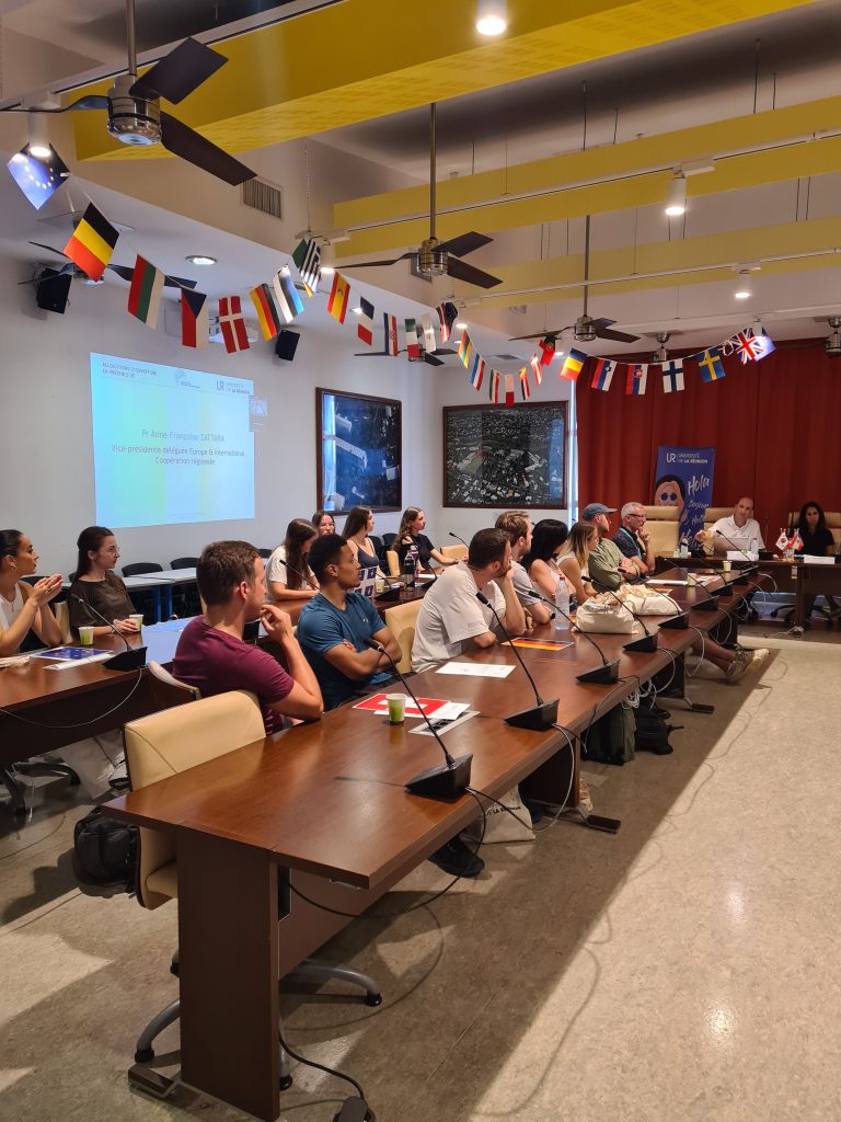 Photo des étudiants internationaux dans la salle des Conseils Jean Claude MIRE, pour leur première réunion à l'université de La Réunion