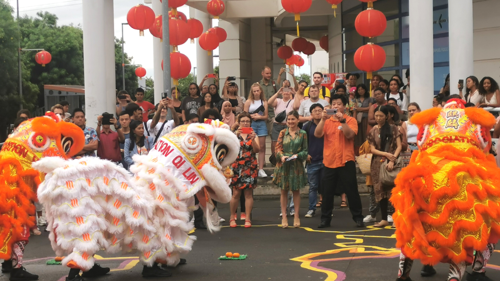 Photo of the lion dance on the square in front of the Faculty of Letters and Human Sciences