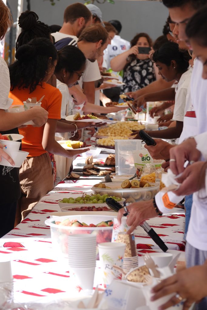 Photo d'étudiants et d'étudiantes se servant un petit déjeuner sain et équilibré