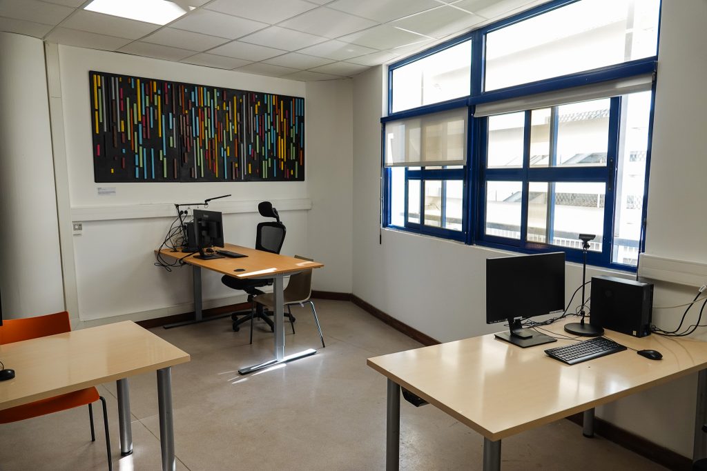 Photo de la salle Handi'Média et ses postes de travail adaptés aux personnes en situation de handicap.
Il y a trois bureaux avec ordinateurs et logiciels adaptés, et des outils pour personnes malentendantes, sourdes, ou malvoyante.