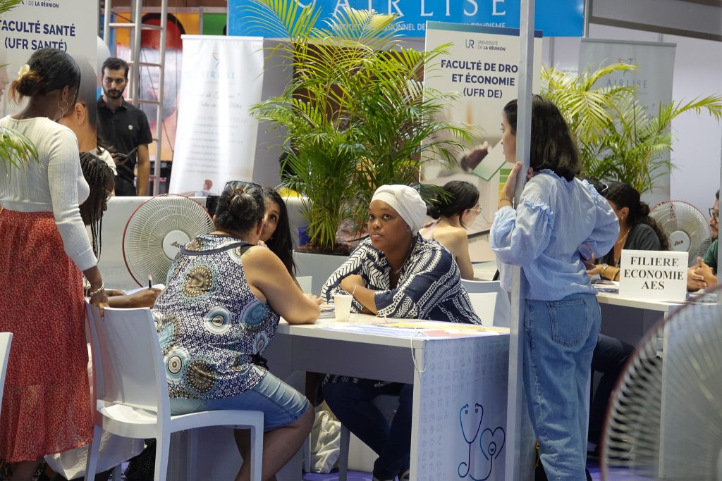 Photo of visitors on the stand of the Faculty of Letters and Human Sciences