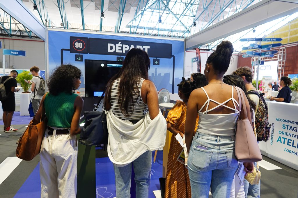 Photo de visiteurs sur l'animation du salon