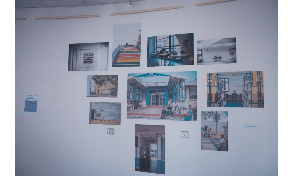 Une dizaine de photos accrochées à un mur. Les photos montrent le campus du Tampon et des étudiant.e.s.