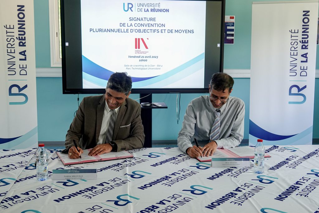 Frédéric MIRANVILLE, président de l'université de La Réunion et Olivier Sébastien, Vice Président délégué aux usages du numérique, et directeur de l'IIN, signant le CPOM de l'IIN