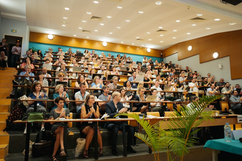 Photo des invités assis dans l'amphithéâtre