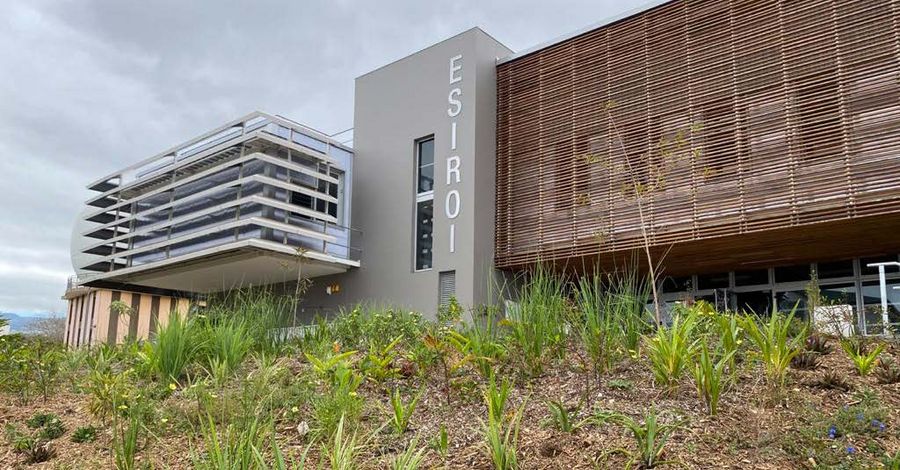 Photo du bâtiment principal de l'ESIROI, sur le campus de Terre-Sainte