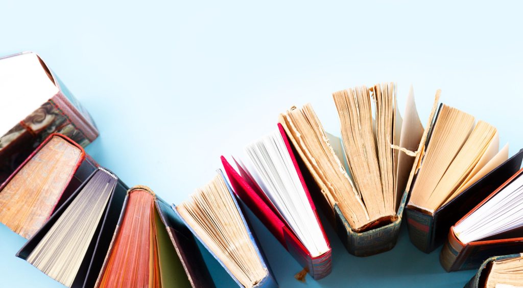 Image d'illustration, livres pris de haut