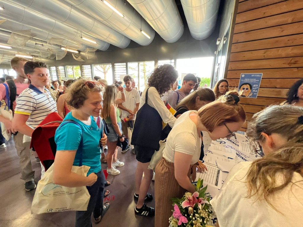 Photo des étudiants internationaux émargeant à l'entrée de l'amphithéâtre bioclimatique