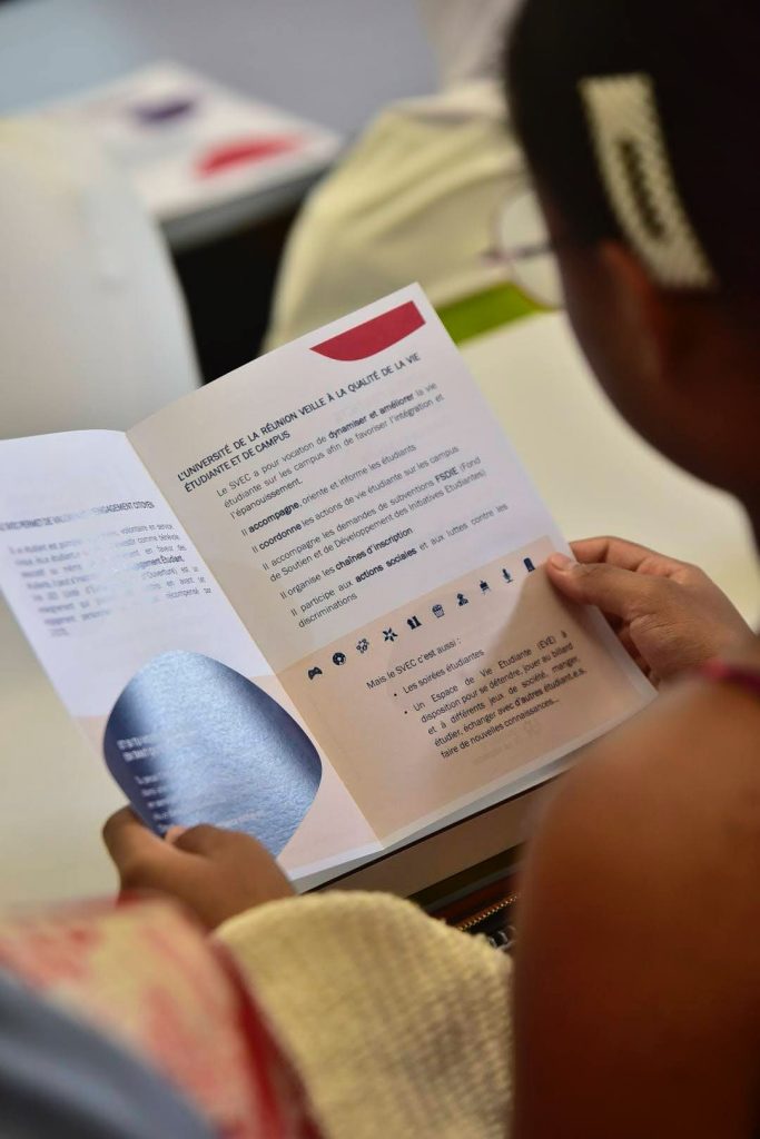 Une étudiante de CPESIP qui lit un flyer