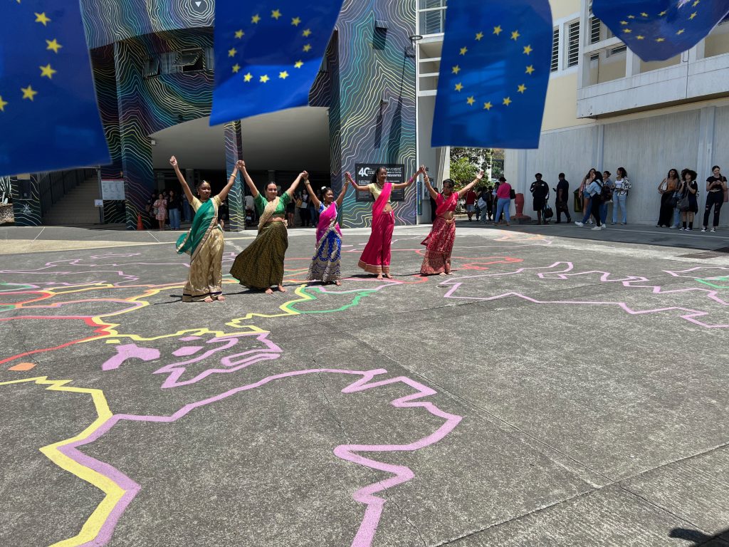 Représentation de danse indienne sur le parvis de la Faculté des Lettres et Sciences Humaines