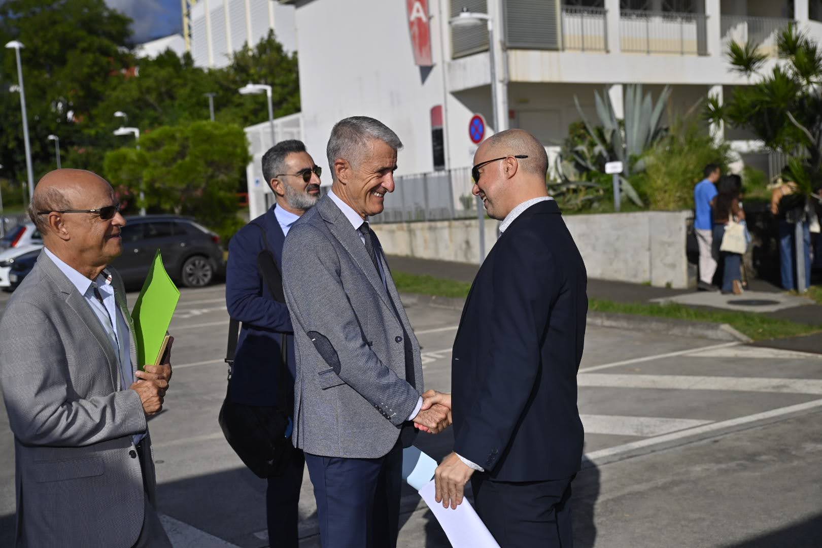 Le Préfet de La Réunion, Patrice LATRON, serrant la main au président de l'université, Jean-François HOARAU