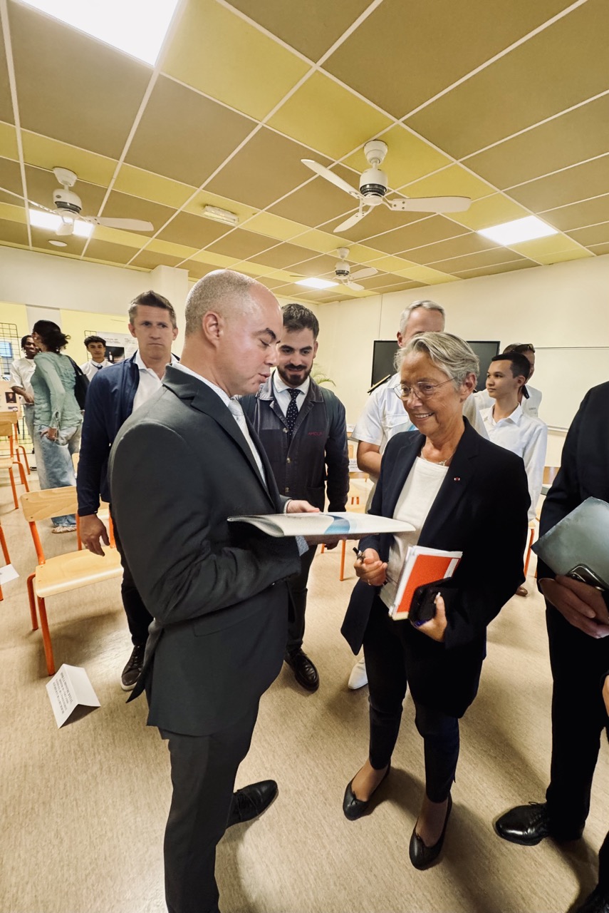 Remise du contrat en main propre