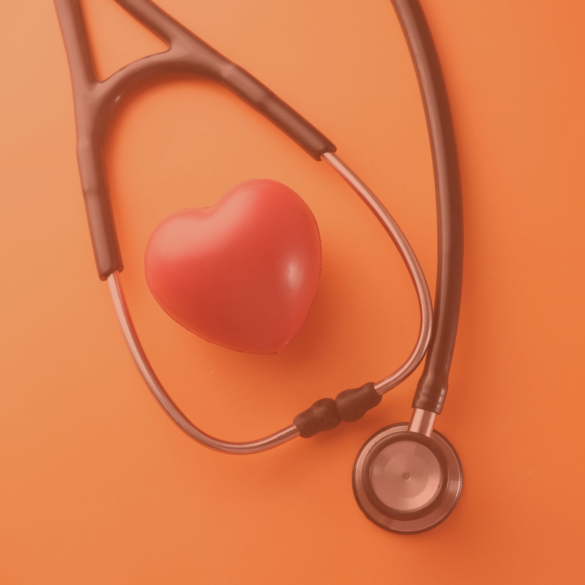 Stéthoscope entourant un cœur rouge en mousse.