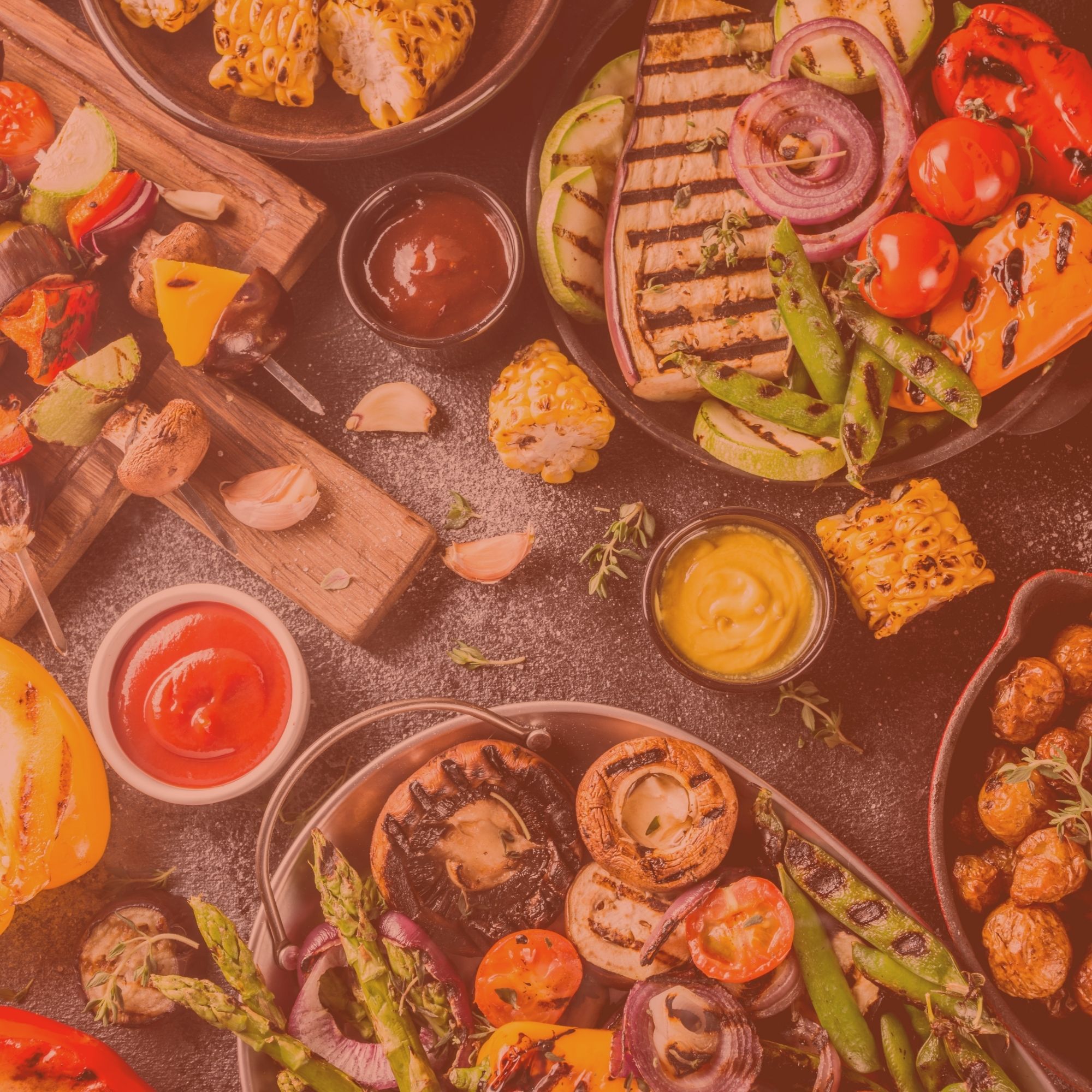 Plateaux de légumes grillés et de sauces.