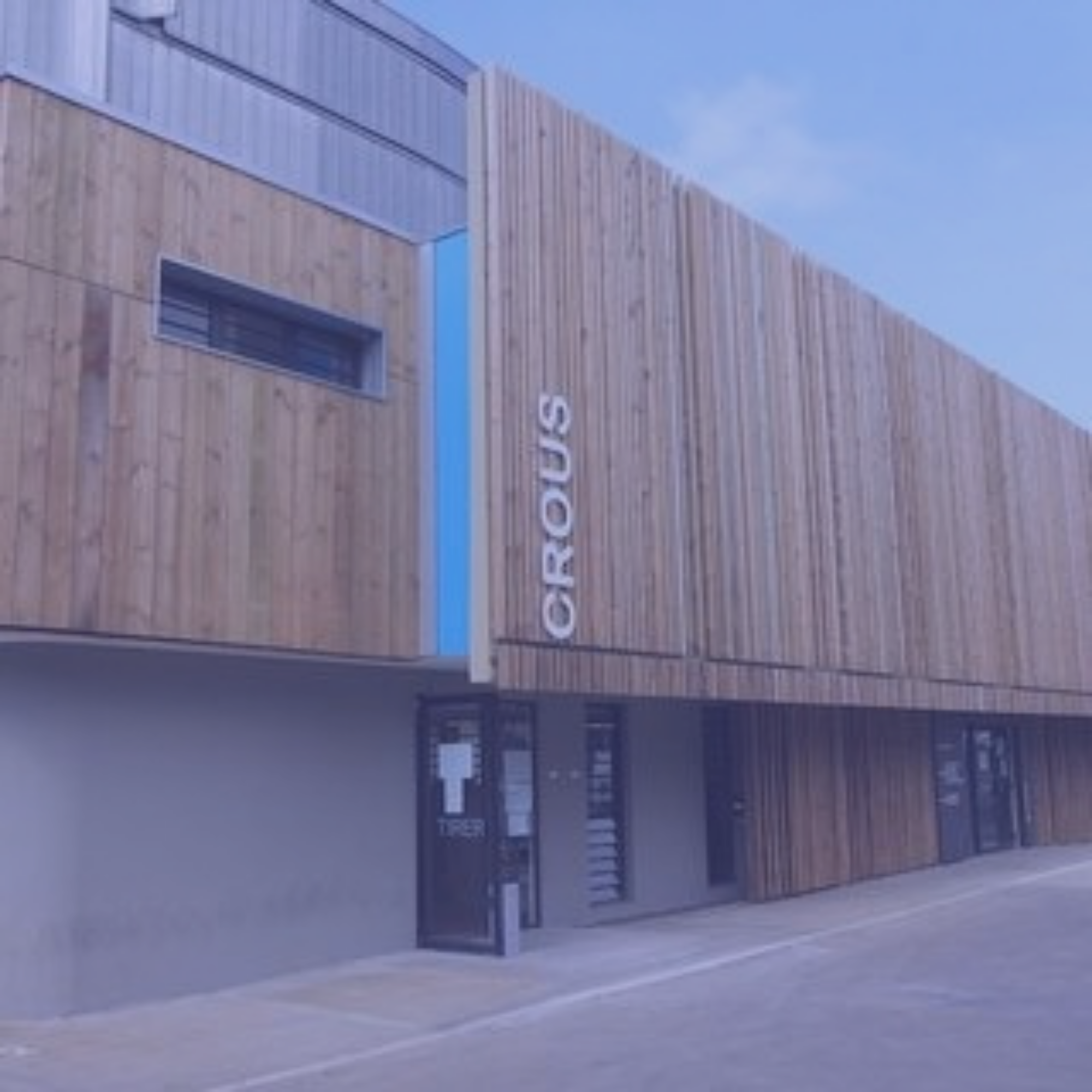 Façade en bois d'un bâtiment du Crous, avec l'enseigne « CROUS ».