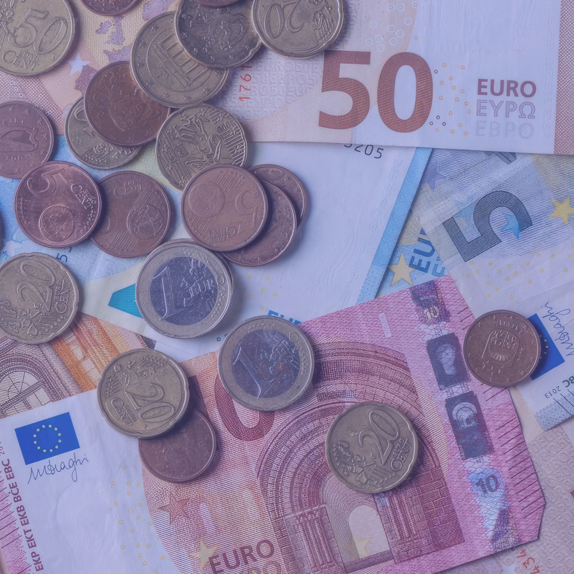 Billets et pièces en euros.