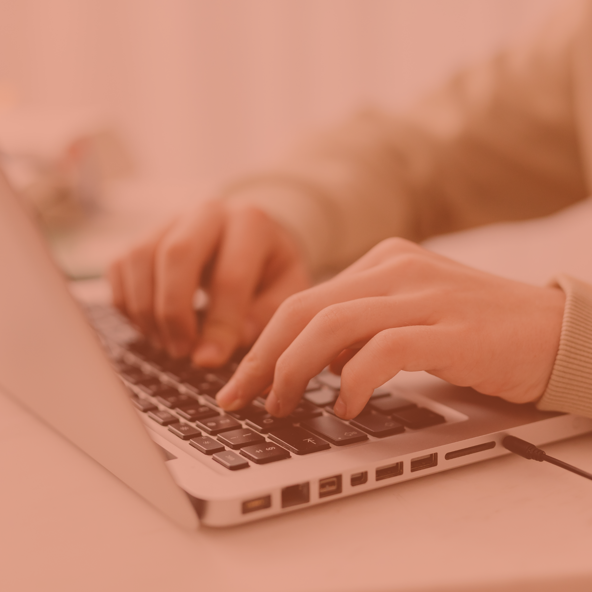 Mains tapant sur le clavier d'un ordinateur portable.